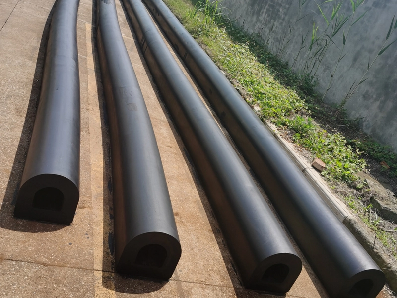 Gráfico de rendimiento de absorción de energía y fuerza de reacción para defensas de goma DD