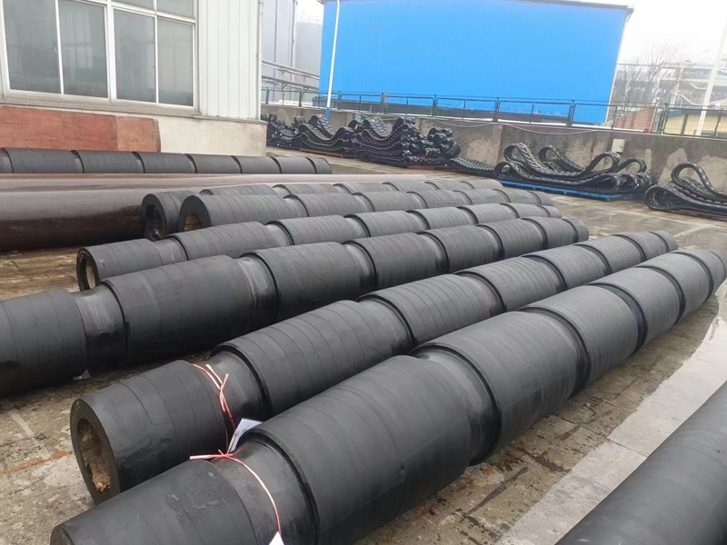 Instalación de una defensa cilíndrica marina Tonly en un muelle comercial para protección de atraque.