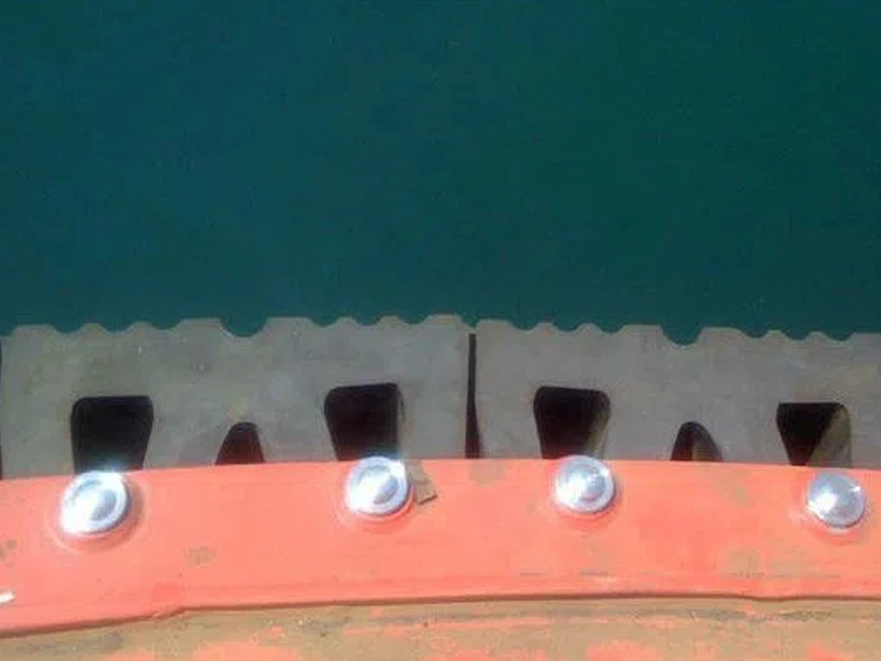 Fabricación de defensa tipo W de servicio pesado con caucho de alta elasticidad.