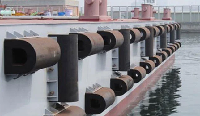 Estrategia de costos de defensas de goma marina